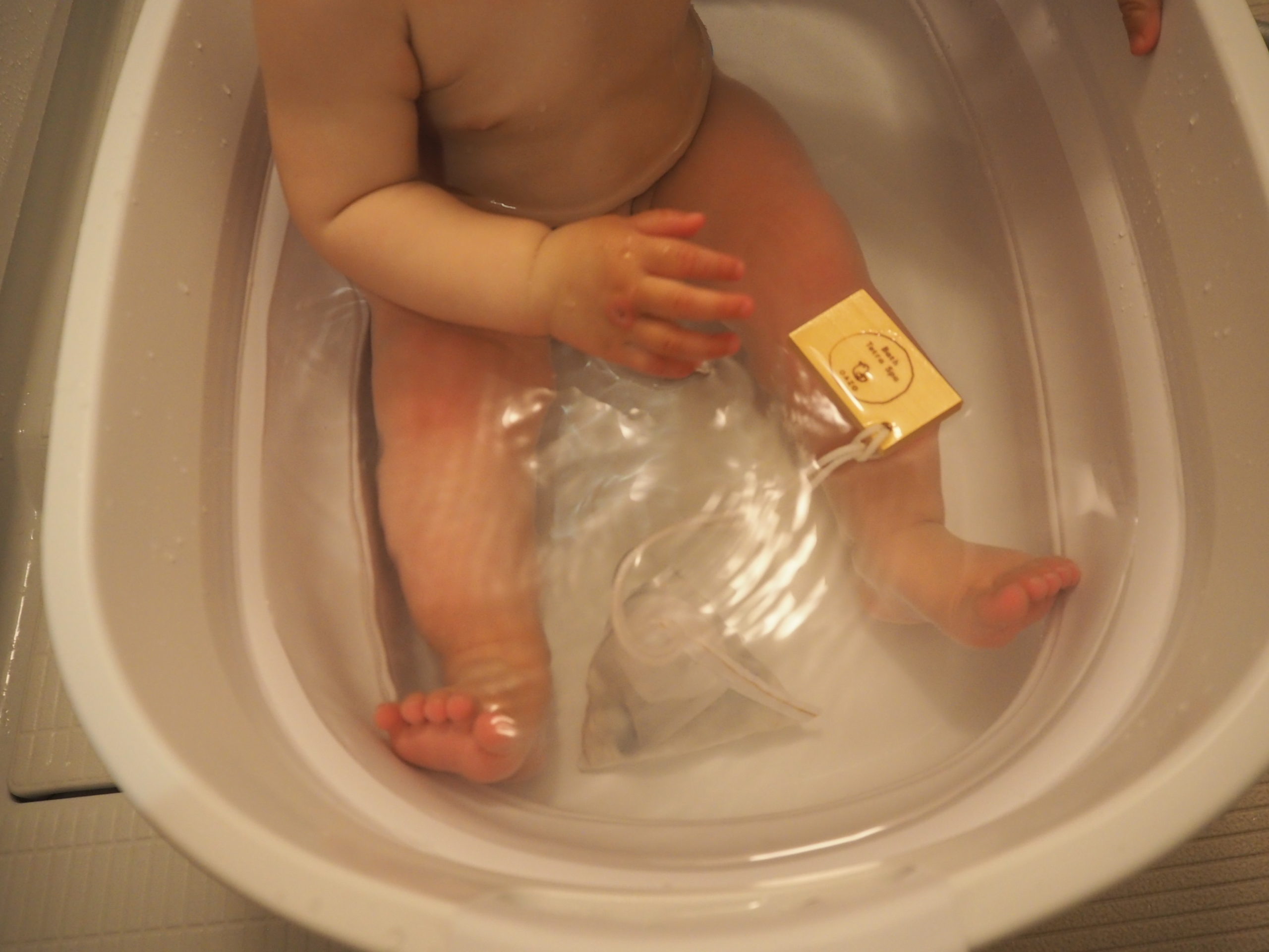 赤ちゃんの沐浴（もくよく）に塩素除去温浴器